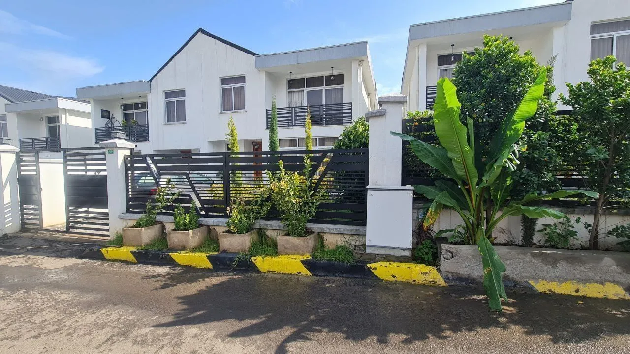 Modern G+1 House For Sale in Ayat ,Addis Ababa Ethiopia - Widok 3